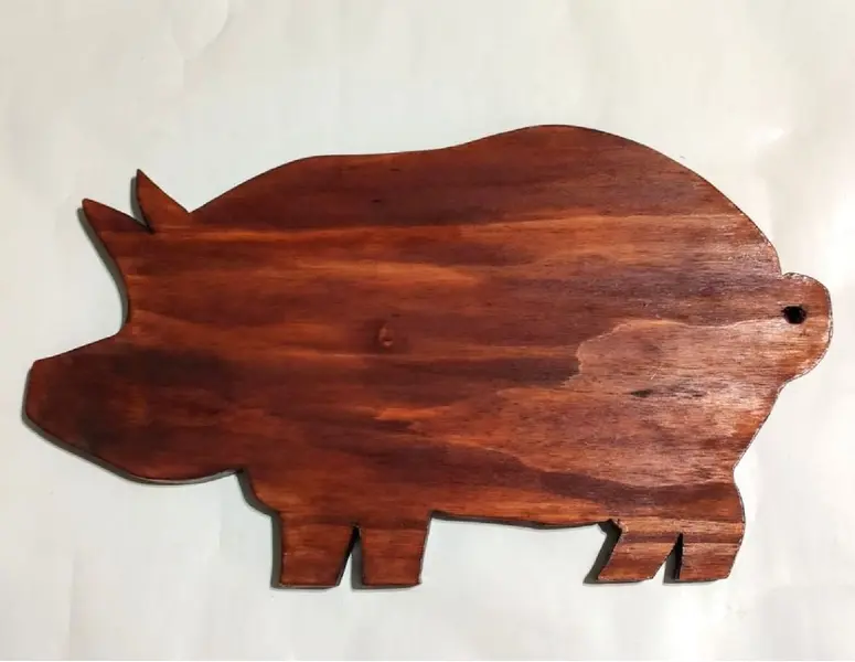 Foto de um(a) Tábua Porquinho, da categoria de Outros utensílios. Tábua de carne em madeira com modelo de porquinho, muito comum nos anos 1950.42 x 24 x 1,5 cm peso: 408g. Mostrado de uma perspectiva diferente. Vendido no marketplace Trésors.