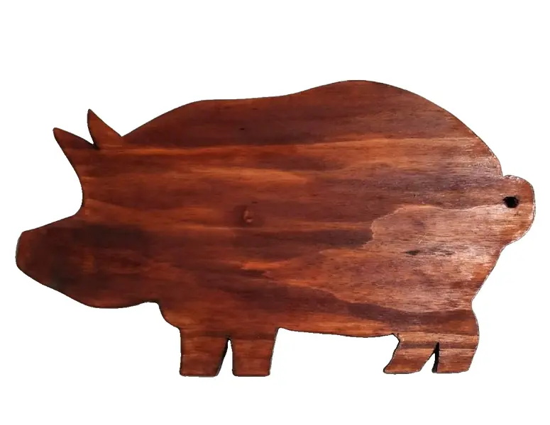 Foto de um(a) Tábua Porquinho, da categoria de Outros utensílios. Tábua de carne em madeira com modelo de porquinho, muito comum nos anos 1950.42 x 24 x 1,5 cm peso: 408g. Vendido no marketplace Trésors.