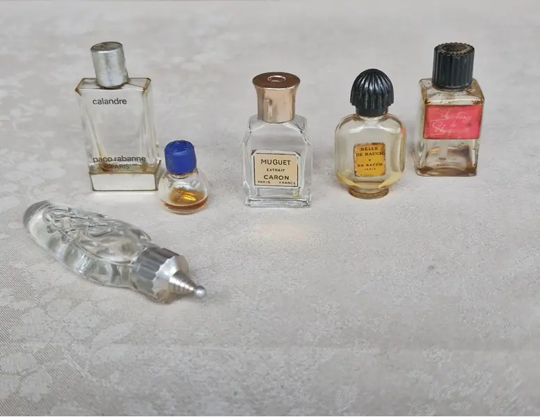 Foto de um(a) Rara coleção de mini frascos antigos de perfumes franceses, da categoria de Outros colecionáveis. Rara coleção com seis belos mini frascos antigos de perfumes franceses, sendo: Muguet Caron, Shocking Schiaparelli, Caron... Mostrado de uma perspectiva diferente. Vendido no marketplace Trésors.