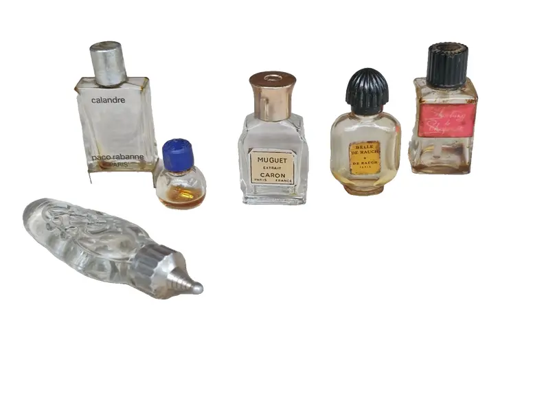 Foto de um(a) Rara coleção de mini frascos antigos de perfumes franceses, da categoria de Outros colecionáveis. Rara coleção com seis belos mini frascos antigos de perfumes franceses, sendo: Muguet Caron, Shocking Schiaparelli, Caron... Vendido no marketplace Trésors.