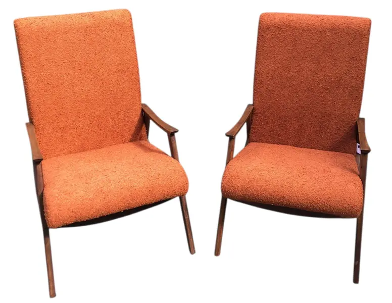 Foto de um(a) Par de Poltronas Modernistas Estofadas em Buclê Laranja Terracota, da categoria de Poltronas. Par de Poltronas Modernistas Estofadas em Buclê Laranja Terracota. Mostrado de uma perspectiva diferente. Vendido no marketplace Trésors.