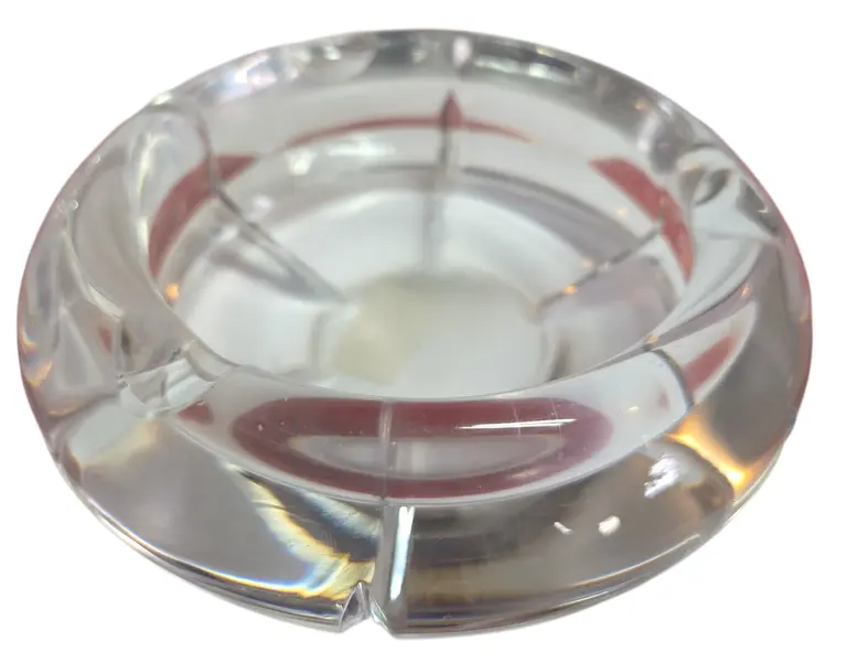 Foto de um(a) Cinzeiro Cristal Esfera, da categoria de Cinzeiros. O ápice da elegância funcional. Este cinzeiro é esculpido em cristal de alta transparência, apresentando lapidações... Mostrado de uma perspectiva diferente. Vendido no marketplace Trésors.