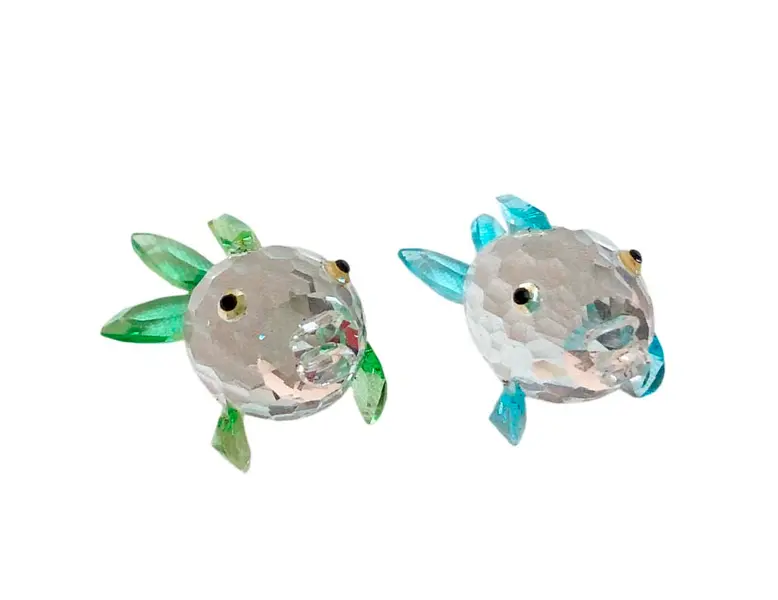 Foto de um(a) Par de peixinhos em cristal, da categoria de Outros objetos decorativos. Par de curiosos peixinhos em cristal, com farta lapidação, detalhes em verde e outro em azul. Apresenta logo da marca... Vendido no marketplace Trésors.