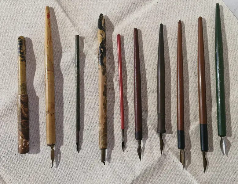 Foto de um(a) Coleção 10 Canetas De Pena Antigas (Dip Pens) Vintage Caligrafia, da categoria de Outros colecionáveis. Conjunto exclusivo composto por 10 canetas de mergulho antigas (canetas de pena / dip pens), ideal para colecionadores,... Mostrado de uma perspectiva diferente. Vendido no marketplace Trésors.