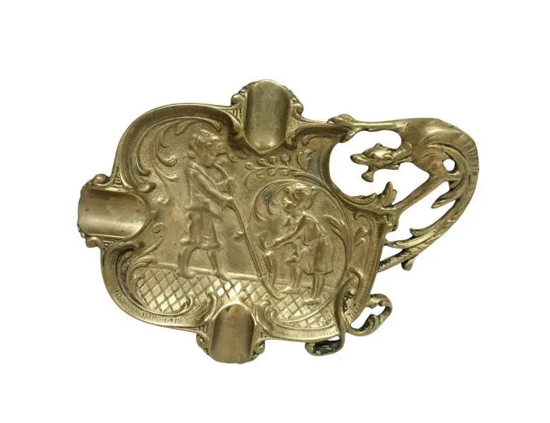 Foto de um(a) Cinzeiro em bronze, da categoria de Cinzeiros. Despojador/cinzeiro em bronze maciço com farta decoração de crianças, pega lateral na figura de leopardo. Medidas 14L x 17C. Mostrado de uma perspectiva diferente. Vendido no marketplace Trésors.