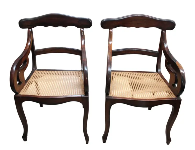 Foto de um(a) Par de poltronas jacarandá da Bahia - dita rabo de macaco, da categoria de Poltronas. Antigo par de poltronas em jacarandá da Bahia, dita rabo de macaco, com palhinha sintética em bom estado. Medidas 87A X 58C... Vendido no marketplace Trésors.