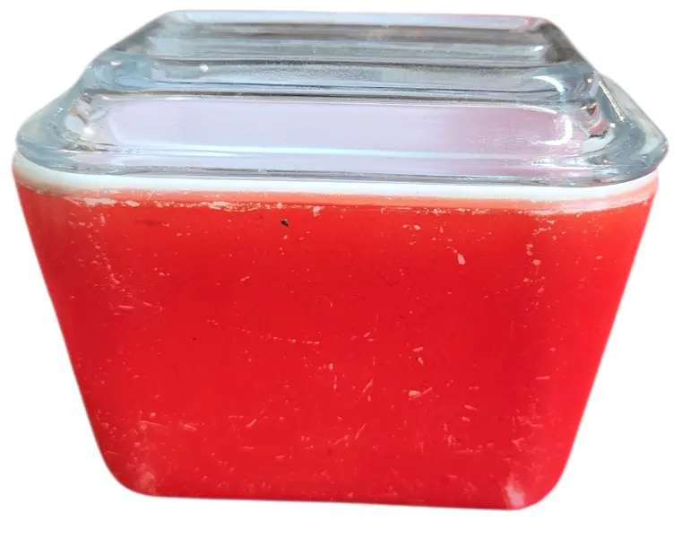 Foto de um(a) Manteigueira Pyrex Vintage USA Vermelho, da categoria de Outros utensílios para servir. Item clássico do design americano Mid-Century, este pote Pyrex original (Made in USA) é a peça vermelha da icônica série... Mostrado de uma perspectiva diferente. Vendido no marketplace Trésors.