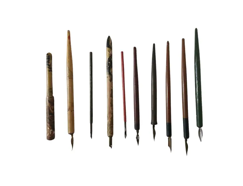 Foto de um(a) Coleção 10 Canetas De Pena Antigas (Dip Pens) Vintage Caligrafia, da categoria de Outros colecionáveis. Conjunto exclusivo composto por 10 canetas de mergulho antigas (canetas de pena / dip pens), ideal para colecionadores,... Vendido no marketplace Trésors.