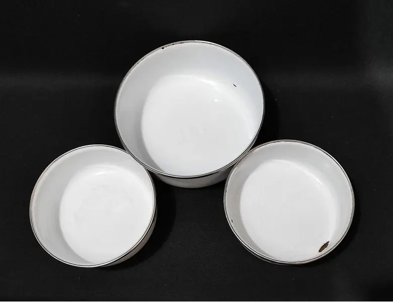 Foto de um(a) Combo Bowls Esmaltados, Década de 1990, da categoria de Travessas e tigelas. Combo com 3 bowls esmaltados branco com motivo floral. Made in china, anos 1990 Altura: 5,5cm / 5,5 cm / 7,5 cm Diâmetro:... Mostrado de uma perspectiva diferente. Vendido no marketplace Trésors.