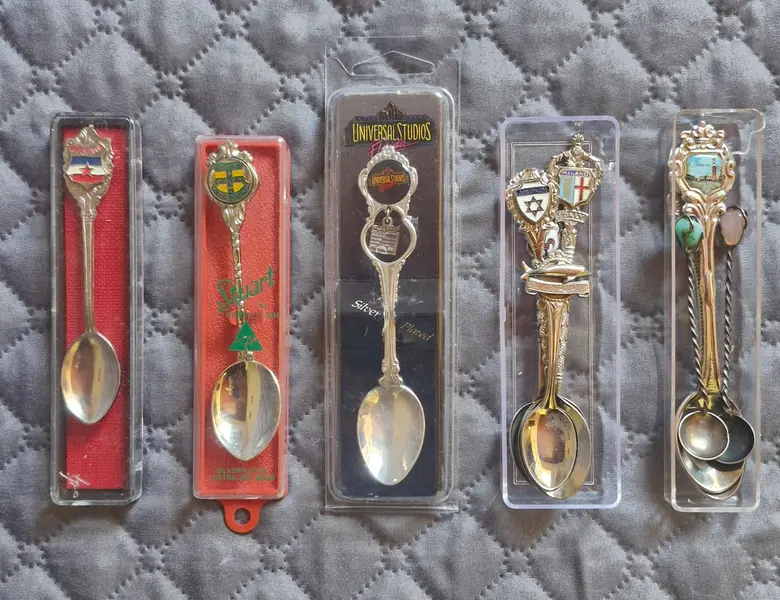 Foto de um(a) Coleção Colheres de Souvenir/Países Diversos - 11 Peças, da categoria de Colheres. Esta coleção exclusiva de colheres de lembrança (souvenir spoons) é perfeita para colecionadores que buscam peças raras e... Mostrado de uma perspectiva diferente. Vendido no marketplace Trésors.