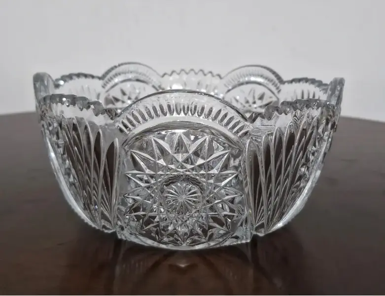 Foto de um(a) Tigela em cristal lapidado, da categoria de Travessas e tigelas. Bela tigela em cristal com lapidação estilo tcheco, adornada com estrelas, que exibe um trabalho de alta qualidade e... Mostrado de uma perspectiva diferente. Vendido no marketplace Trésors.