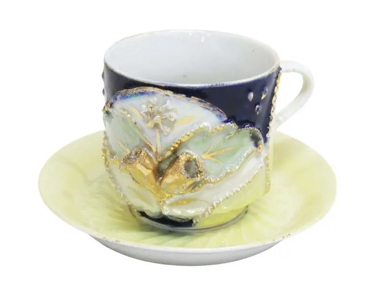 Foto de um(a) Xícara de coleção dita ISABELINA OU CAIPIRA, da categoria de Xícaras. Xícara para chá de coleção com seu respectivo pires, em porcelana perolizada. Ornamentação floral policromada com realces a... Vendido no marketplace Trésors.