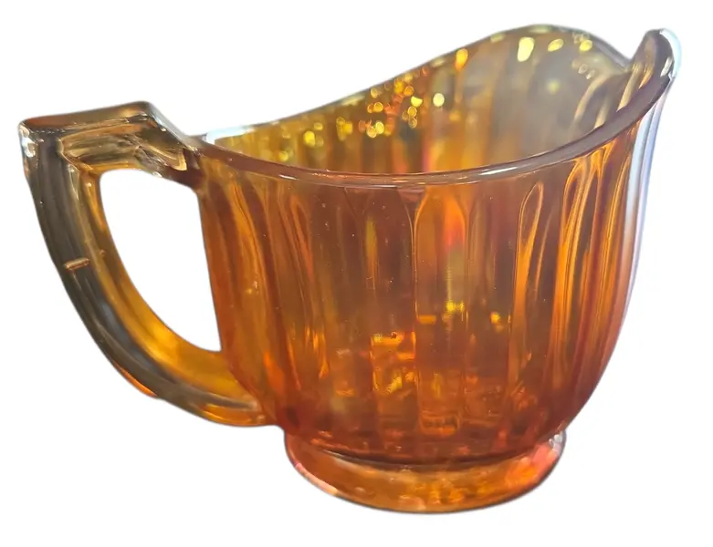 Foto de um(a) Cremeira Carnival Glass Vintage, da categoria de Cremeiras. Adicione um toque de sofisticação e nostalgia ao seu café da tarde. Esta cremeira em estilo Carnival Glass é uma peça que... Mostrado de uma perspectiva diferente. Vendido no marketplace Trésors.