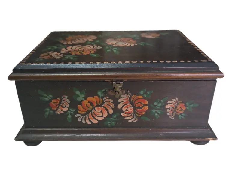 Foto de um(a) Caixa de Madeira Decorada à Mão – Floral Rústico e Delicado, da categoria de Porta-Jóias. Adicione um toque de acolhimento ao seu ambiente com esta caixa de madeira artesanal. A tampa apresenta uma pintura floral... Mostrado de uma perspectiva diferente. Vendido no marketplace Trésors.