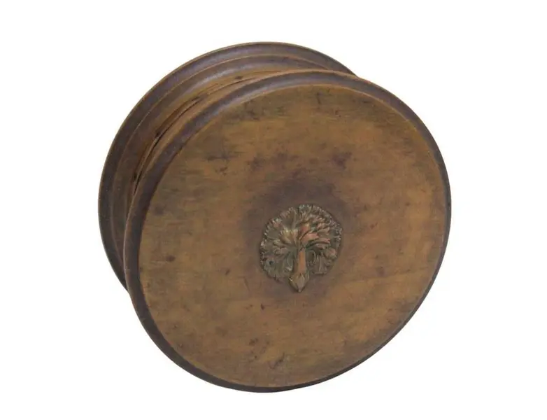 Foto de um(a) Caixa Porta Joia Em Madeira Nobre Marrom, da categoria de Porta-Jóias. Antiga caixa porta joias redonda em madeira nobre, com marchetaria e assente em tripé no formato de bolas. Apresenta aplique... Mostrado de uma perspectiva diferente. Vendido no marketplace Trésors.