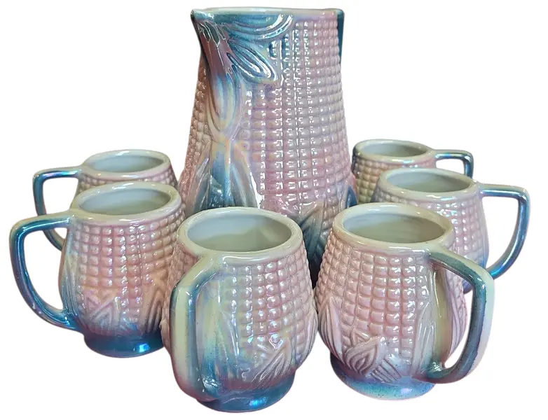Foto de um(a) Conjunto de Jarra e Canecas Espiga de Milho, da categoria de Conjuntos de servir. Magnífico conjunto de refresco vintage em cerâmica figurativa, apresentando um design detalhado em relevo de espiga de milho... Mostrado de uma perspectiva diferente. Vendido no marketplace Trésors.