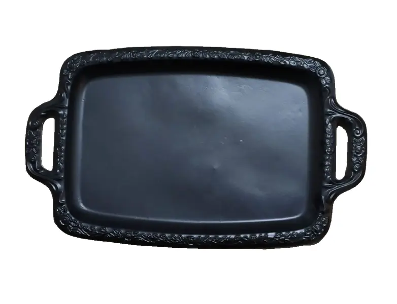 Foto de um(a) Bandeja Eletrostática Anos 80, da categoria de Bandejas. Bandeja com alças e borda em relevo, em latão com pintura eletrostática na cor preta, década de 1980 L: 56 cm P: 33 cm A:... Vendido no marketplace Trésors.