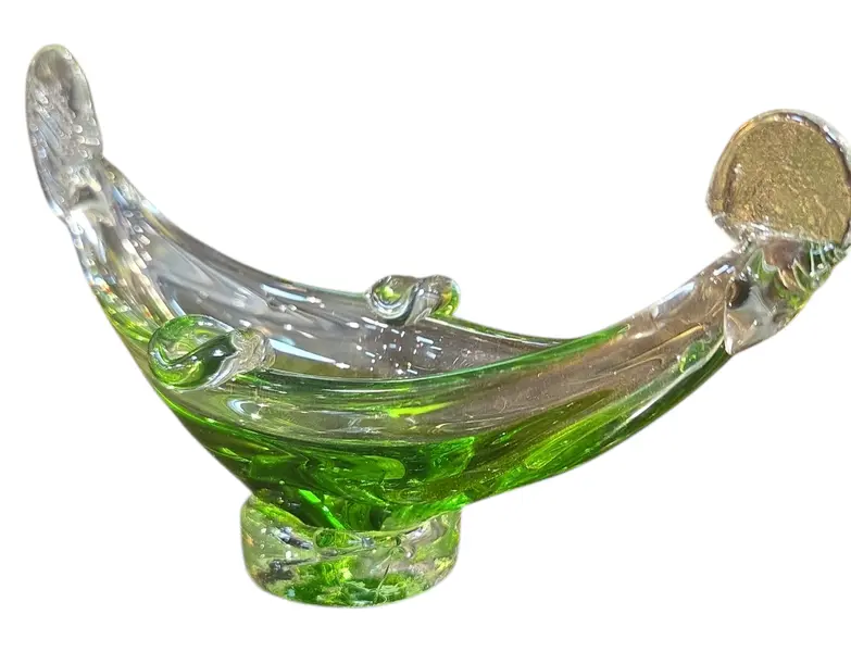 Foto de um(a) Cinzeiro em Cristal Murano Verde, da categoria de Cinzeiros. Adicione um toque de cor e brilho ao seu décor com este cinzeiro em Cristal Murano. Com seu design robusto e lapidação... Vendido no marketplace Trésors.