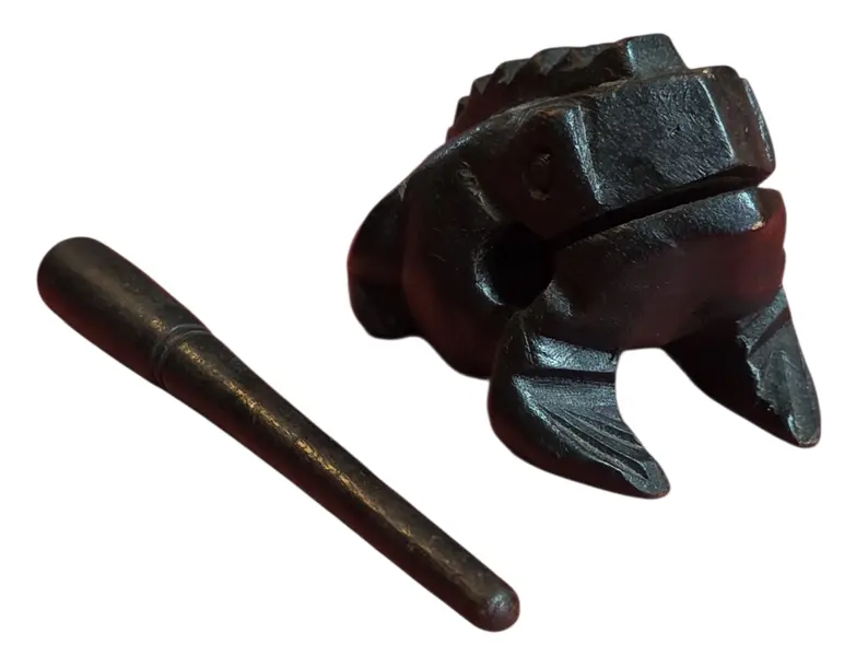 Foto de um(a) Sapinho Musical em Madeira Escura - Percussão Artesanal, da categoria de Outros colecionáveis. Este encantador sapinho não é apenas um item decorativo, mas um instrumento musical de percussão. Ao deslizar a baqueta de... Mostrado de uma perspectiva diferente. Vendido no marketplace Trésors.