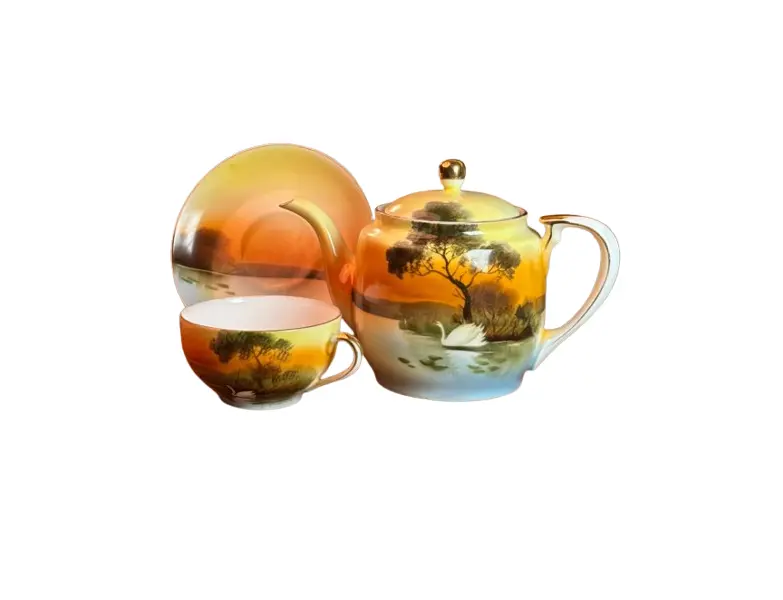 Foto de um(a) Conjunto De Chá Noritake Quase Centenário, Pintado À Mão Com Ouro 24k, Japão, C. 1930, da categoria de Bules. Um conjunto Noritake japonês de aproximadamente 1930, com uma das decorações mais encantadoras da marca: a paisagem... Vendido no marketplace Trésors.