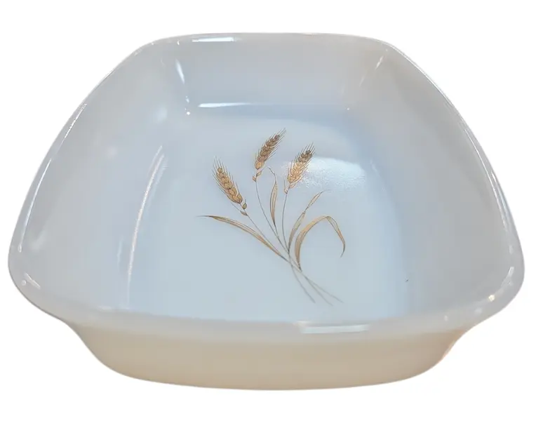 Foto de um(a) Assadeira Retangular Vintage Arcopal France - Padrão Espigas de Trigo (Wheat), da categoria de Travessas e tigelas. Um clássico da cozinha retrô! Esta assadeira em vidro opaline (leitoso) da renomada marca francesa Arcopal é um item... Mostrado de uma perspectiva diferente. Vendido no marketplace Trésors.
