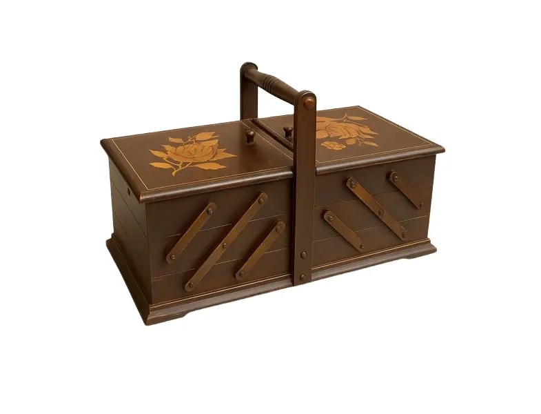 Foto de um(a) CAIXA DE COSTURA ANTIGA EM MADEIRA NOBRE – PEÇA DE LUXO • RARO & COLECIONÁVEL, da categoria de Cestos e Caixas. Caixa (originalmente) de costura em madeira acabamento clássico marchetaria floral artesanal na tampa modelo sanfona... Vendido no marketplace Trésors.