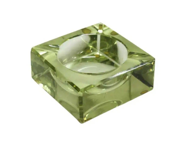 Foto de um(a) Cinzeiro quadrado em cristal facetado, da categoria de Cinzeiros. Belo cinzeiro quadrado em cristal facetado na tonalidade amarelo, ao gosto Moser. Apresenta imperceptível bicado. Medidas... Vendido no marketplace Trésors.