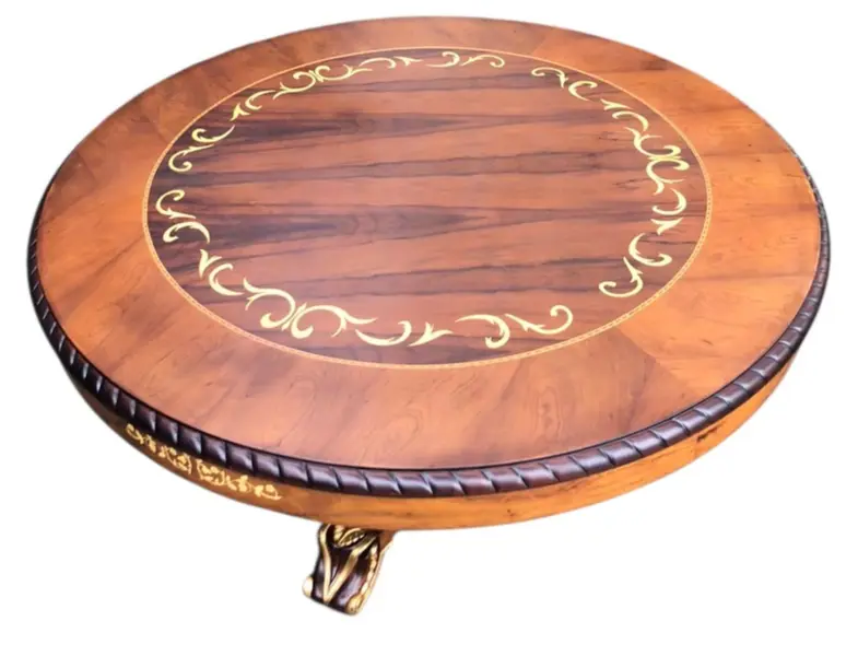 Foto de um(a) Mesa Clássica em Marchetaria e detalhes em Folha de Ouro, da categoria de Mesas de Jantar. Mesa clássica redonda com estrutura em madeira maciça de jequitibá tingida de imbuia. A parte da marchetaria é feita com... Vendido no marketplace Trésors.