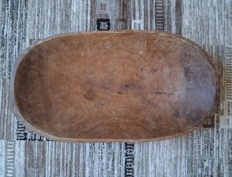 Foto de um(a) Gamela em madeira, da categoria de Travessas e tigelas. Linda e decorativa gamela em madeira nobre e manufatura totalmente artesanal. Medidas: 9 x 47 x 25 cm. Mostrado de uma perspectiva diferente. Vendido no marketplace Trésors.