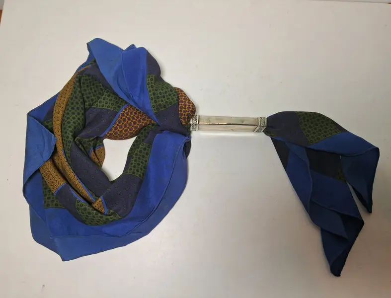 Foto de um(a) Passa-lenço em alpaca, da categoria de Outros colecionáveis. Lindo, elegante e autêntico passador de lenço, acessório originário dos habitantes dos pampas gaúchos ou de países vizinhos... Mostrado de uma perspectiva diferente. Vendido no marketplace Trésors.