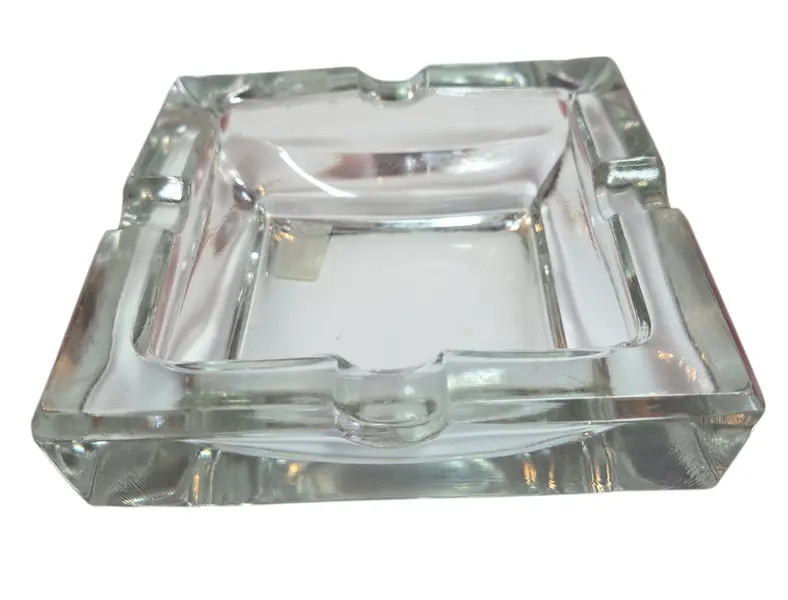 Foto de um(a) Cinzeiro Vidro Charuto, da categoria de Cinzeiros. Feito para o movimento. Este cinzeiro de vidro temperado foi projetado para aguentar o ritmo do dia a dia. Com bordas... Vendido no marketplace Trésors.