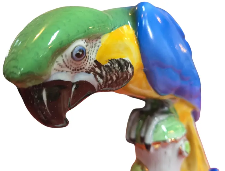 Foto de um(a) Escultura Arara Azul em Porcelana Fina – Pintada à Mão, da categoria de Objetos decorativos. Belíssima escultura em porcelana de alta qualidade, representando a majestosa Arara-Azul com detalhes realistas. Peça com... Mostrado de uma perspectiva diferente. Vendido no marketplace Trésors.