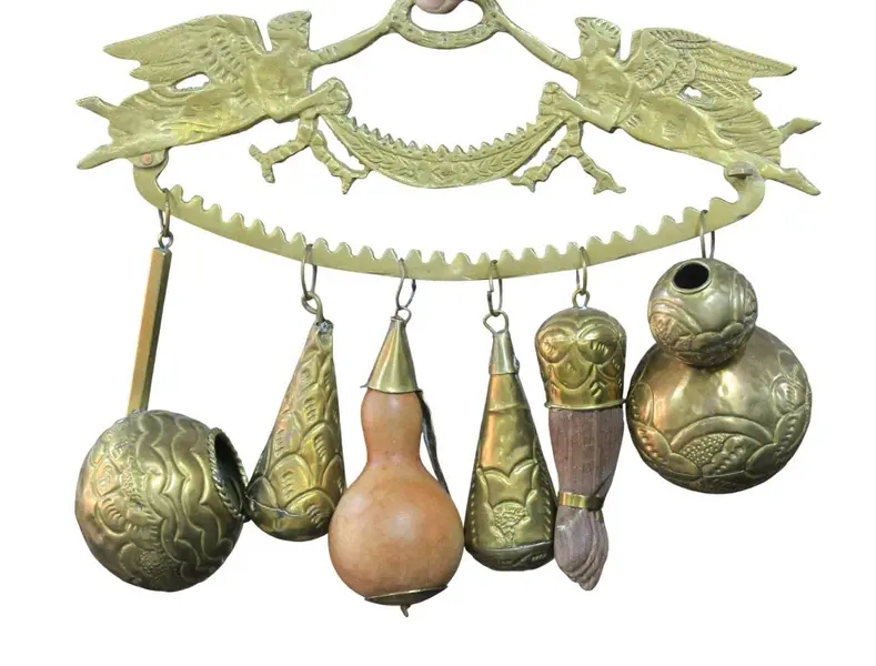 Foto de um(a) Balangandã em metal dourado, da categoria de Objetos religiosos e espirituais. Antigo balangandã em metal dourado, com cenas de anjo trabalhado em relevos e acompanham 06 penduricalhos incluindo uma figa... Vendido no marketplace Trésors.