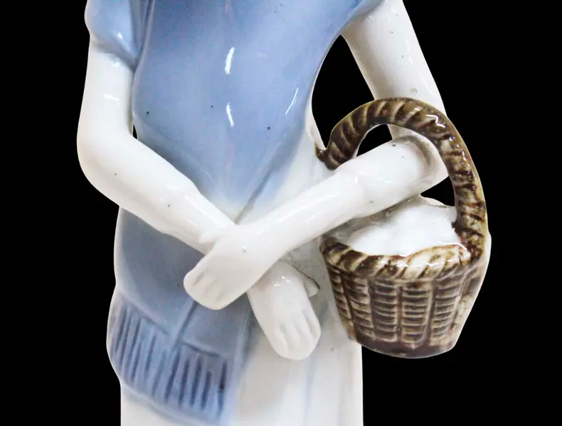 Foto de um(a) Escultura de dama em porcelana, da categoria de Escultura. Delicada escultura de dama com farto cachecol na tonalidade azul e carregando cesto no braço esquerdo. Peça bastante... Mostrado de uma perspectiva diferente. Vendido no marketplace Trésors.