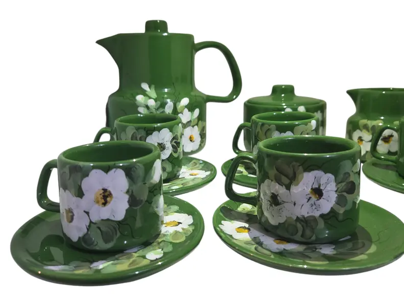 Foto de um(a) Jogo de Café/Chá em Porcelana Esmaltada Verde – Pintura Floral Artesanal – 15 Peças, da categoria de Conjuntos de café e chá. Encante seus convidados com este magnífico conjunto de café em porcelana esmaltada. Com um acabamento em verde folha... Mostrado de uma perspectiva diferente. Vendido no marketplace Trésors.