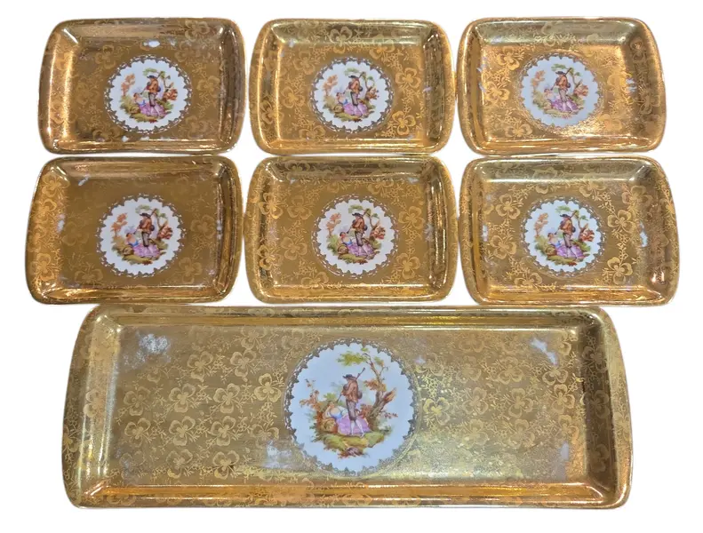 Foto de um(a) Conjunto de Travessa e Pratinhos Porcelana D.P. – Cena Galante (7 Peças), da categoria de Conjuntos de servir. Elegância e sofisticação em porcelana vintage. Este conjunto luxuoso da renomada Porcelana D.P. é composto por uma travessa... Mostrado de uma perspectiva diferente. Vendido no marketplace Trésors.