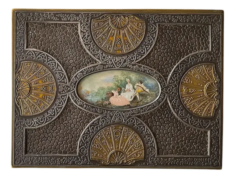 Foto de um(a) Antiga Rara Caixa Porta Joias Bronze Francês Com Portrait, da categoria de Cestos e Caixas. Uma verdadeira joia para guardar as suas joias. Para quem gosta de peças exclusivas. Antiga e rara caixa francesa em bronze... Vendido no marketplace Trésors.
