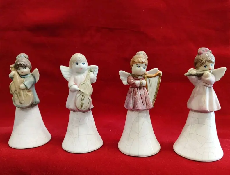Foto de um(a) Combo 4 Sinetas Anjinhos em Cerâmica, da categoria de Outros colecionáveis. Combo de sinetas de mesa com anjos de porcelana na haste, sino em cerâmica branca craqueladas e badalo com pérola e corrente... Mostrado de uma perspectiva diferente. Vendido no marketplace Trésors.