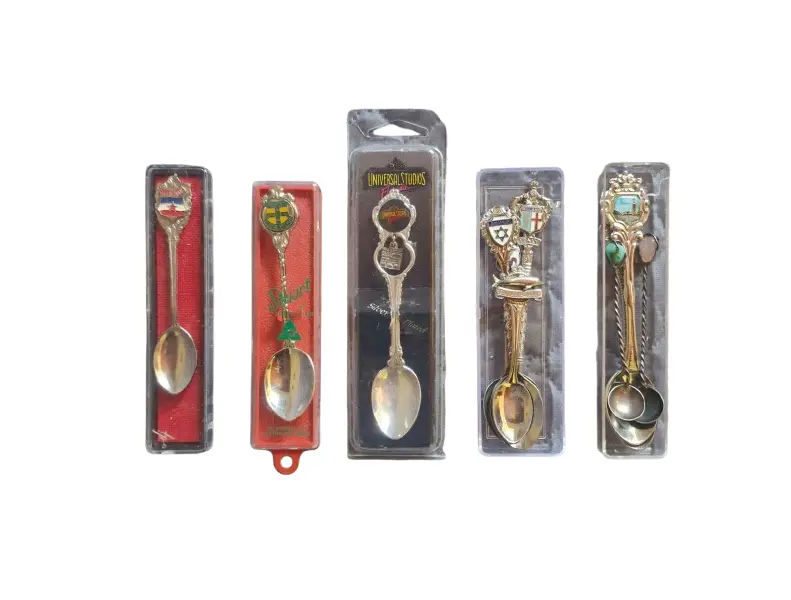 Foto de um(a) Coleção Colheres de Souvenir/Países Diversos - 11 Peças, da categoria de Colheres. Esta coleção exclusiva de colheres de lembrança (souvenir spoons) é perfeita para colecionadores que buscam peças raras e... Vendido no marketplace Trésors.