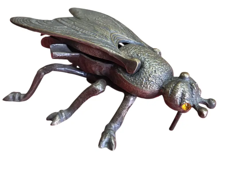 Foto de um(a) Cinzeiro de Mosca em Bronze, da categoria de Cinzeiros. Mostrado de uma perspectiva diferente. Vendido no marketplace Trésors.