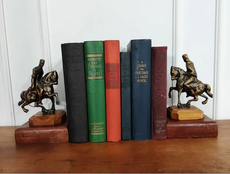 Foto de um(a) Porta Livros Laçador, Paixão Côrtes, Rio Grande do Sul, da categoria de Apoio para livros. Porta livros em alumínio fundido com pátina bronze, base em madeira com imagem do tradicional símbolo da capital gaúcha:... Mostrado de uma perspectiva diferente. Vendido no marketplace Trésors.