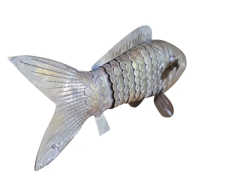 Foto de um(a) Peixe Escultural em Latão Dourado, da categoria de Escultura. A pátina natural do latão confere um charme vintage autêntico, tornando-o o acessório perfeito para mesas de centro,... Mostrado de uma perspectiva diferente. Vendido no marketplace Trésors.