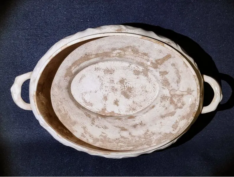 Foto de um(a) Sopeira em Porcelana São Caetano, Década de 1940, da categoria de Terrinas de sopa. Sopeira em porcelana com relevo em toda a volta e pequenos bouquets de flores azuis. Está sem tampa, mas transforma-se em um... Mostrado de uma perspectiva diferente. Vendido no marketplace Trésors.