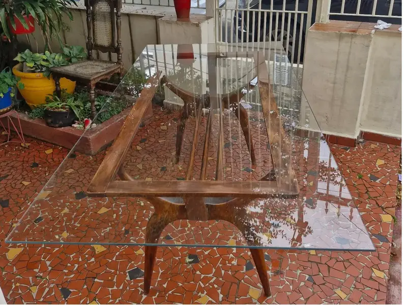 Foto de um(a) Mesa de jantar anos 50-60 com tampo de vidro, da categoria de Mesas de Jantar. Linda mesa de jantar feita na década de 1950/1960. Possui o design modernista, com suas linhas curvas, base em estrutura de... Mostrado de uma perspectiva diferente. Vendido no marketplace Trésors.