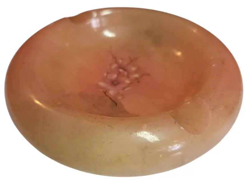 Foto de um(a) Cinzeiro Alabastro, da categoria de Cinzeiros. O peso da elegância. Diferente do vidro frio, o alabastro possui uma temperatura morna e uma textura aveludada que convida... Mostrado de uma perspectiva diferente. Vendido no marketplace Trésors.