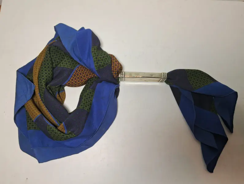 Foto de um(a) Passador de lenço gaúcho, da categoria de Recordações e lembranças de viagem. Passador de lenço originário dos pampas gaúchos ou dos países vizinhos do sul. Manufatura artesanal em alpaca. Elegante,... Mostrado de uma perspectiva diferente. Vendido no marketplace Trésors.