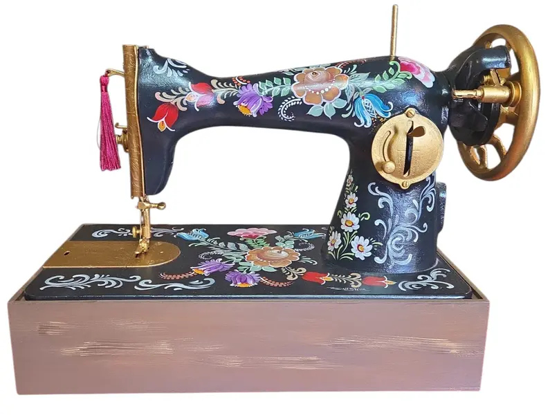 Foto de um(a) Maquina de Costura Decorativa Pintada a Mão, da categoria de Outros colecionáveis. Maquina decorativa pintada a mão. Mostrado de uma perspectiva diferente. Vendido no marketplace Trésors.
