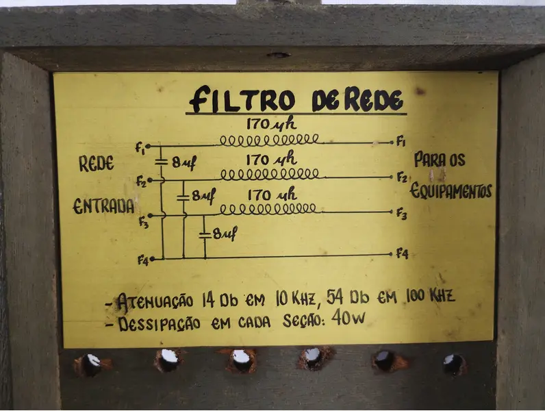 Foto de um(a) Militaria - Filtro de Rede Militar - Para Comunicações Via Rádio, da categoria de Outras militarias. Militaria - Filtro de Rede Militar - Para Comunicações Via Rádio - Feito de madeira - 19x21x26cm - marcações: SR e 50A - Com... Mostrado de uma perspectiva diferente. Vendido no marketplace Trésors.