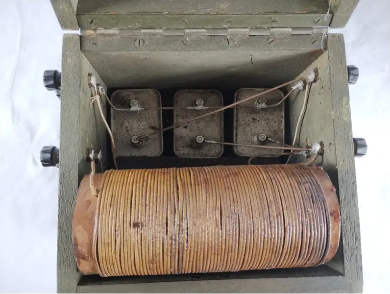 Foto de um(a) Militaria - Filtro de Rede Militar - Para Comunicações Via Rádio, da categoria de Outras militarias. Militaria - Filtro de Rede Militar - Para Comunicações Via Rádio - Feito de madeira - 19x21x26cm - marcações: SR e 50A - Com... Mostrado de uma perspectiva diferente. Vendido no marketplace Trésors.