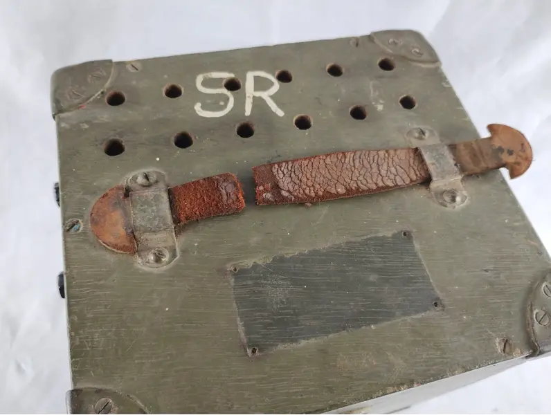 Foto de um(a) Militaria - Filtro de Rede Militar - Para Comunicações Via Rádio, da categoria de Outras militarias. Militaria - Filtro de Rede Militar - Para Comunicações Via Rádio - Feito de madeira - 19x21x26cm - marcações: SR e 50A - Com... Mostrado de uma perspectiva diferente. Vendido no marketplace Trésors.